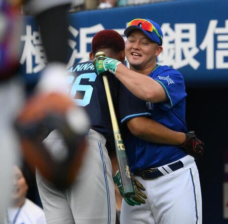 　ホームランダービーで勝利して万波（左）と健闘をたたえ合う牧（撮影・堀内翔）
