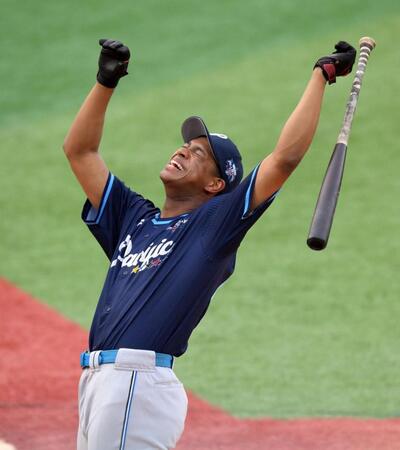 　準決勝で惜しくも牧に敗れ、悔しさをにじませる万波（撮影・伊藤笙子）