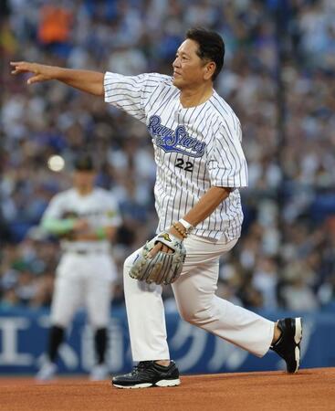 　始球式を行った佐々木主浩氏（撮影・西岡正）