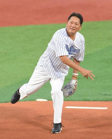 　始球式で投げる佐々木主浩氏（撮影・伊藤笙子）