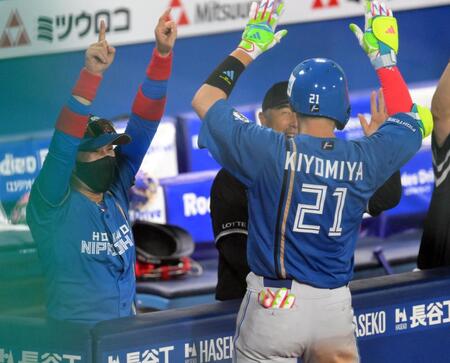 　４回、右越えソロを放った清宮幸（右）を迎える新庄監督（撮影・伊藤笙子）