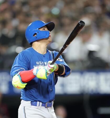 　４回、ソロを放つ清宮幸（撮影・西岡正）