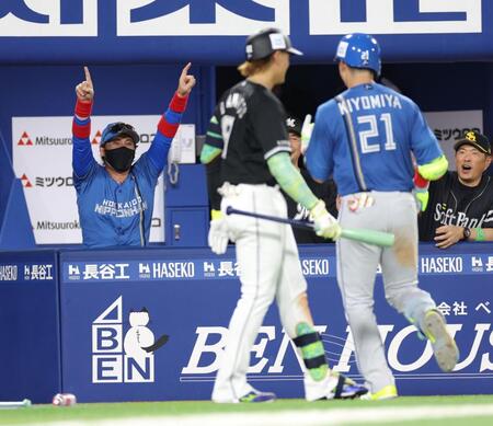 　４回、ソロを放った清宮幸（２１）を大喜びで祝福する新庄監督（左）＝撮影・西岡正