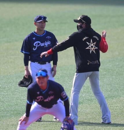 　試合前、若月（左）に話しかける新庄監督（撮影・伊藤笙子）