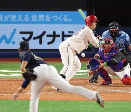 　４回、九里から四球を選ぶ坂倉（撮影・金田祐二）