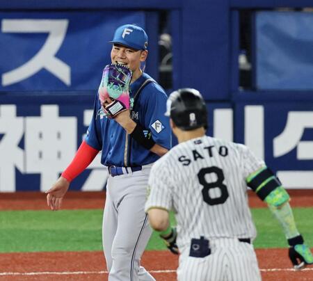 　５回、ソロを放った佐藤輝に笑顔を向ける清宮幸（撮影・田中太一）