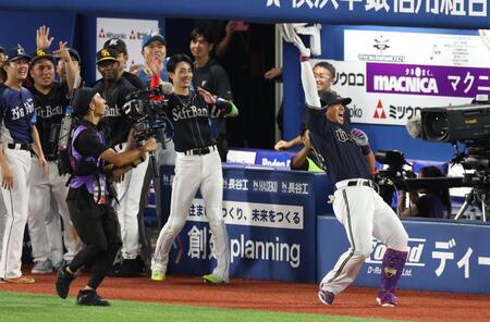 　９回、ソロを放ちナインに迎えられた頓宮（撮影・金田祐二）