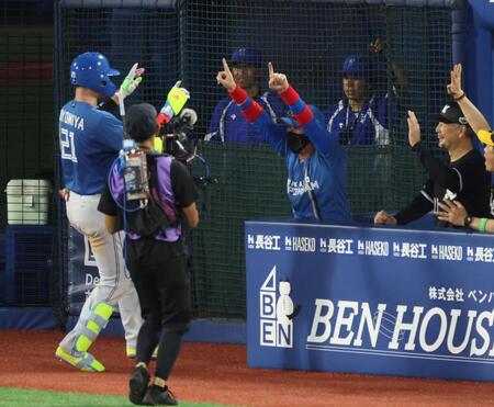 　４回、ソロを放った清宮幸を迎え喜ぶ新庄監督（撮影・金田祐二）