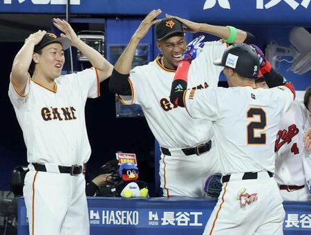 　５回、ソロ本塁打を放った吉川（右）を迎える山崎（左）とマルティネス