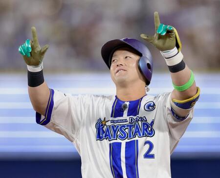 　２回裏、三塁内野安打を放ち、ポーズをとる牧