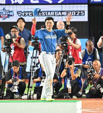 　最優秀選手賞に選ばれファンの声援に応える清宮幸