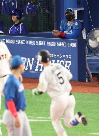 　８回、右越えソロを放った近本を見る新庄監督（撮影・金田祐二）