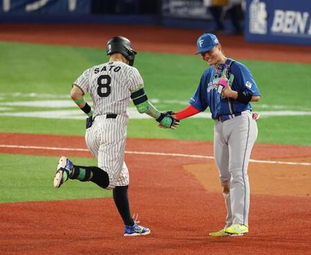 　５回、右越えソロを放った佐藤輝を祝福する清宮幸（撮影・金田祐二）