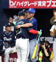 　決勝進出を決めた清宮幸と抱き合う佐藤輝（右）＝撮影・北村雅宏
