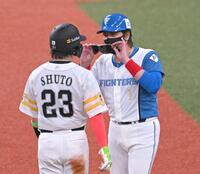 　４回、三走周東に声をかけサングラスの表示を見せる新庄監督（撮影・西田忠信）