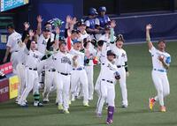 　３回、３ランを放ちナインとポーズを決める頓宮（手前）＝撮影・立川洋一郎