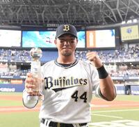 　ＭＶＰを受賞した頓宮はトロフィーを手にガッツポーズ（撮影・西田忠信）