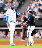 　４回、オリックス・宮城（右）に声を掛けるレイエス＝５月