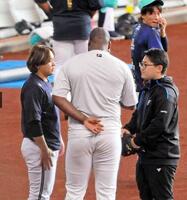 　翌日に通訳をまじえて言葉を交わす宮城とレイエス＝５月