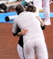 　マウンドでの握手翌日、抱き合う宮城とレイエス＝５月