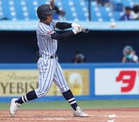 　１回、藤平は左中間に２点適時三塁打を放つ（撮影・佐々木彰尚）