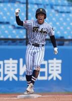 　１回、左中間に２点適時三塁打を放ち喜ぶ藤平（撮影・佐々木彰尚）