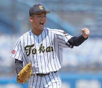 　７回、岡田を三塁ゴロにしとめて叫ぶ東海大菅生・上原（撮影・佐々木彰尚）