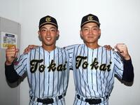 　４強進出を決めた東海大菅生・藤平（左）と上原（撮影・佐々木彰尚）