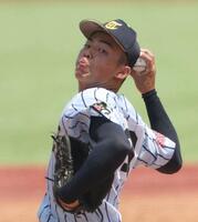 　８回から２イニングに登板した東海大菅生・藤平（撮影・佐々木彰尚）