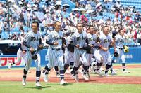 　４強進出を決めた東海大菅生ナイン（撮影・佐々木彰尚）