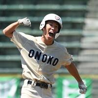 　３回、逆転の２点二塁打を放ちガッツポーズする小野・本山翔（撮影・西田忠信）