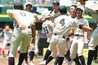 　三田学園にサヨナラ勝ちし、歓喜する小野ナイン（撮影・西田忠信）