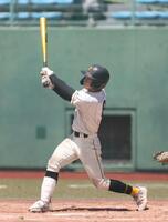 　５回、右中間へのタイムリー三塁打を放つ崇徳・中島航（撮影・市尻達拡）