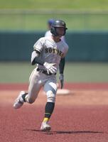 　５回、右中間へのタイムリー三塁打を放つ崇徳・中島航（撮影・市尻達拡）