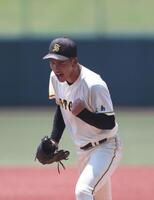 　５回、ピンチを切り抜け、拳を握る崇徳・徳丸凜空（撮影・市尻達拡）