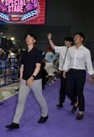 　パープルカーペットの上を歩く（左から）阪神・近本光司、中野拓夢、坂本誠志郎（撮影・伊藤笙子）