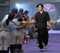 　女子野球の子どもたちとハイタッチする楽天・宗山塁（撮影・伊藤笙子）