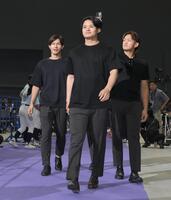 　お揃いのブラックコーデで登場した（左から）ロッテ・藤原恭大、中森俊介、山本大斗（撮影・伊藤笙子）