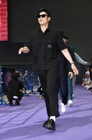 　スペシャルステージに黒のコーディネートで登場した日本ハム・清宮幸太郎（撮影・伊藤笙子）