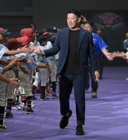 　パープルカーペットの上を歩くヤクルト・大西広樹（撮影・伊藤笙子）