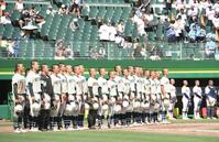 　神戸国際大付に勝利し、校歌を歌う報徳学園ナイン（撮影・西田忠信）