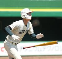 　５回、３ランを放つ報徳学園・山岡純平（撮影・西田忠信）