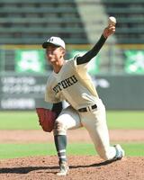 　８回４失点と力投した先発の報徳学園・岡田壮真（撮影・西田忠信）