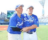 　ＤｅＮＡ・牧秀悟（右）とじゃれ合う阪神・森下翔太（撮影・西岡正）