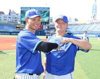 　ＤｅＮＡ・牧秀悟（右）とポーズを決める阪神・森下翔太（撮影・西岡正）