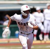 　５回、右翼線を破る２点タイムリー三塁打を放つ広陵・白髪零士（撮影・市尻達拡）