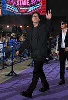 　パープルカーペットを歩く巨人・山崎伊織（撮影・伊藤笙子）