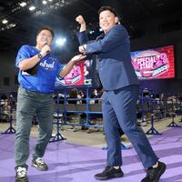 　私服姿でポーズを決めるヤクルト・大西（右）。左は真中満さん