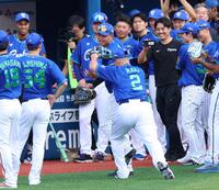 　牧に円陣の声だしを強要される森下（撮影・金田祐二）