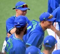 　試合前の円陣で真ん中に行くよう牧（左）に促される森下（撮影・伊藤笙子）